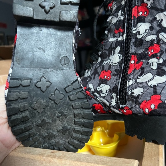 Mickey Mouse Boots size 7 excellent shape - Picture 3 of 3